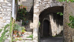A stone staircase leading to a wooden door within a stone archway. - La Petite Maison, 14 p., at the beautiful “Domaine de Vincenti » (Domaine de Vincenti Divajeu)