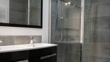 Douche, sèche-cheveux, savon, papier toilette