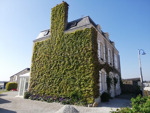 NEW: Large ground floor apartment in front of Portbail harbor