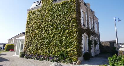 NEW: Large ground floor apartment in front of Portbail harbor