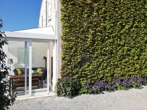 Terrace/patio - NEW: Large ground floor apartment in front of Portbail harbor (Portbail)