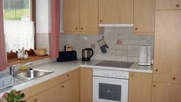 Kjøleskap, mikrobølgeovn, kaffetrakter/tekoker og vannkoker