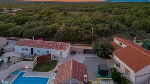 Zona residencial com casas, piscina e parquinho.