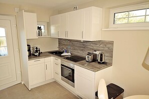 Køleskab, ovn, opvaskemaskine, højstol