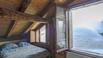 4 slaapkamers, een strijkplank/strijkijzer, reisbedje, gratis wifi