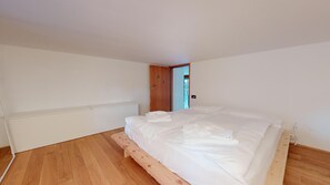 1 habitación, escritorio, tabla de planchar con plancha y wifi
