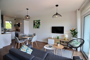 En moderne stue med spiseplads, køkken og siddeområde.