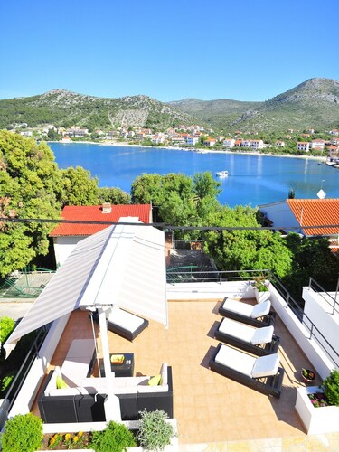 Villa with private swim pool, 40 meters from the sea