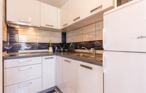 Kühlschrank, Herdplatte, Wasserkocher mit Kaffee-/Teezubehör