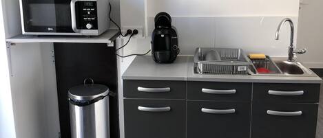 KĂŒhlschrank, Mikrowelle, Herdplatte, Wasserkocher mit Kaffee-/Teezubehör