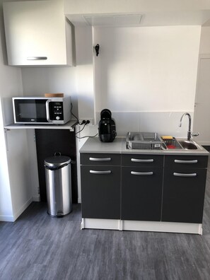 Réfrigérateur, micro-ondes, plaque de cuisson, cafetière/bouilloire