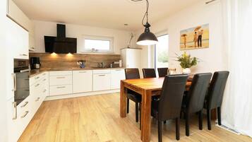 Kühlschrank, Mikrowelle, Ofen, Geschirrspüler