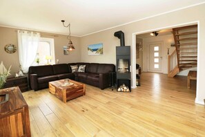 Großes Wohnzimmer und Essbereich im Ferienhaus Hinnerk in Karlshagen auf der Insel Usedom.