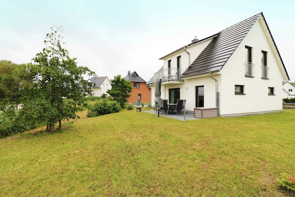 erienhaus Hinnerk in Karlshagen auf der Insel Usedom mit großem Garten und Sonnenterrasse.