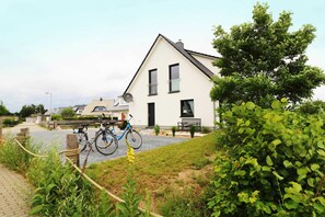 Das Ferienhaus Hinnerk im Ostseebad Karlshagen auf Usedom ist ein moderner Neubau in einer gepflegten Ferienhaussiedlung. Die idyllische Lage nahe der Peene und des Karlshagener Hafens bietet ideale Voraussetzungen für erholsame Spaziergänge, schöne Fahrradtouren und abwechslungsreiche Ausflüge in die Natur.
