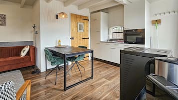 Kühlschrank, Herdplatte, Wasserkocher mit Kaffee-/Teezubehör