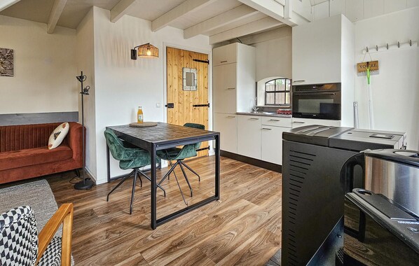 Køleskab, kogeplade, kaffe-/temaskine