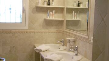 Combinazione doccia/vasca, asciugacapelli, bidet