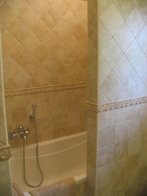 Combined shower/tub, hair dryer, bidet - Big terrace, wood oven & barbecue -7 km from the sea - pure nature - free WiFi (Ostuni Campanile)