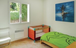 4 bedrooms, travel crib, free WiFi