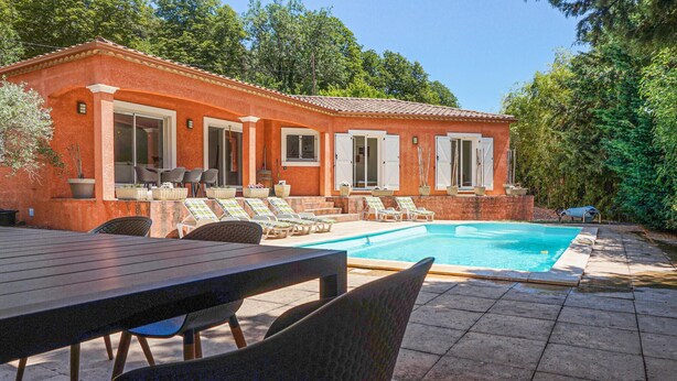 A house with a swimming pool, outdoor seating, and a patio area. - Pet friendly home in Bédarieux (Bédarieux)
