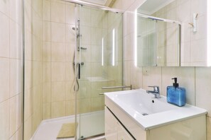 Haartrockner, Handtücher, Seife, Toilettenpapier