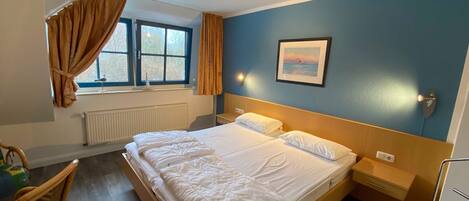 4 bedrooms, travel crib, WiFi, bed sheets