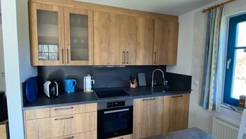 Réfrigérateur, micro-ondes, four, lave-vaisselle