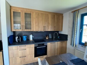 Jääkaappi, mikroaaltouuni, uuni, astianpesukone