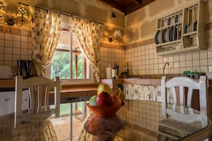 Frigorífico, microondas, placa de cocina y cafetera o tetera
