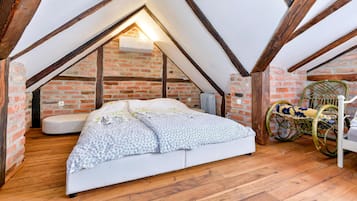 3 bedrooms, travel cot, free WiFi, bed sheets