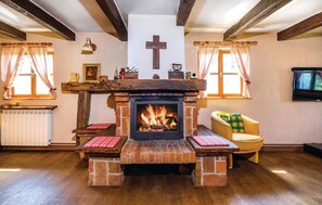 Fernseher, Kamin, DVD-Player
