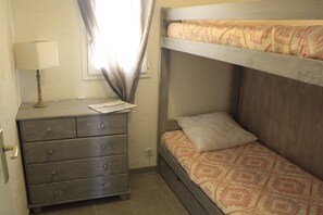 1 habitación, tabla de planchar con plancha y internet 