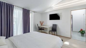 3 bedrooms, in-room safe, desk, iron/ironing board