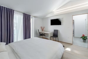 3 bedrooms, in-room safe, desk, iron/ironing board