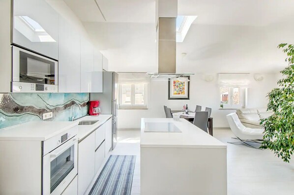 Een koelkast, een magnetron, een oven, een kookplaat