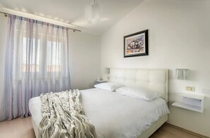 3 chambres, coffres-forts dans les chambres, bureau