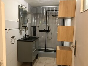 Shower, hair dryer, towels, shampoo