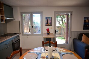 Fridge, microwave, oven, stovetop - Comfortable apartment in a quiet neighbourhood (Port-Vendres)