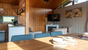 L’intérieur d’une cabane en bois comprend un coin repas, une cuisine et un espace détente.
