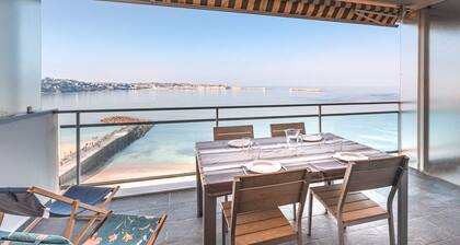 Superb apartment with a terrace facing the bay of St Jean