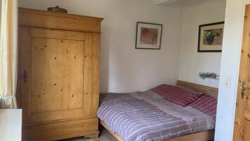 1 makuuhuone, työpöytä, äänieristys, silitysrauta/-lauta