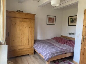 1 Schlafzimmer, Schreibtisch, schallisolierte Zimmer
