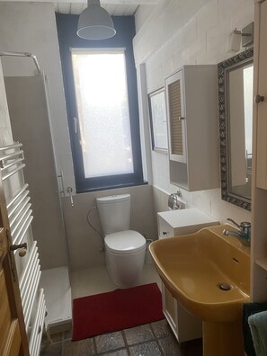 Shower, hair dryer, slippers, towels - Stylishly furnished apartment in a modern half-timbered house-children welcome! (Bremen)