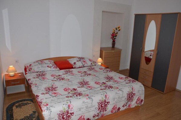 1 bedroom, WiFi, bed sheets - Apartment "Ema" *** (Pula)