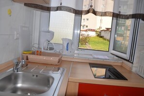 Kjøleskap, mikrobølgeovn, kaffetrakter/tekoker og høy barnestol