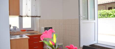 Kühlschrank, Mikrowelle, Wasserkocher mit Kaffee-/Teezubehör, Hochstuhl