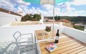Outdoor dining - Above the roofs of Silves (Silves)