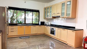 Fridge, microwave, oven, stovetop - superb Villa with garden (Krabi)