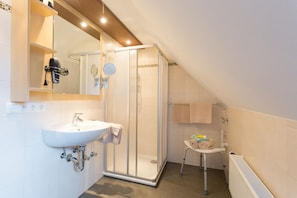 Haartrockner, Handtücher, Toilettenpapier